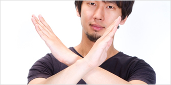 バツをする男性　画像